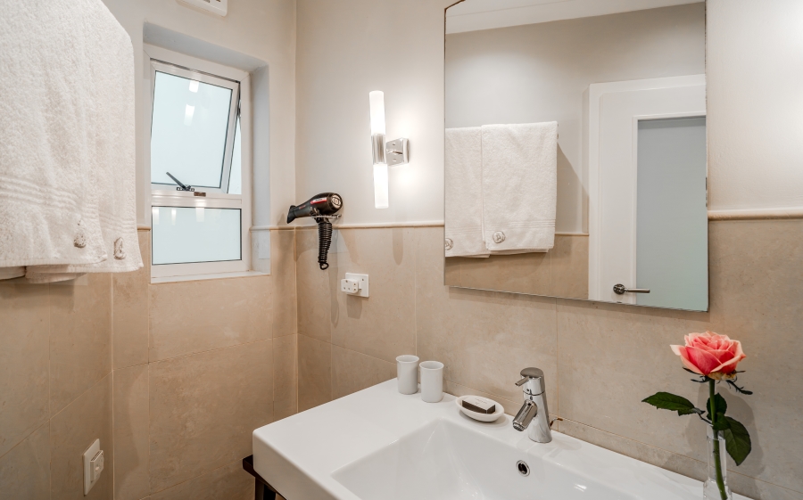 To Let 2 Bedroom Property for Rent in Bantry Bay Western Cape